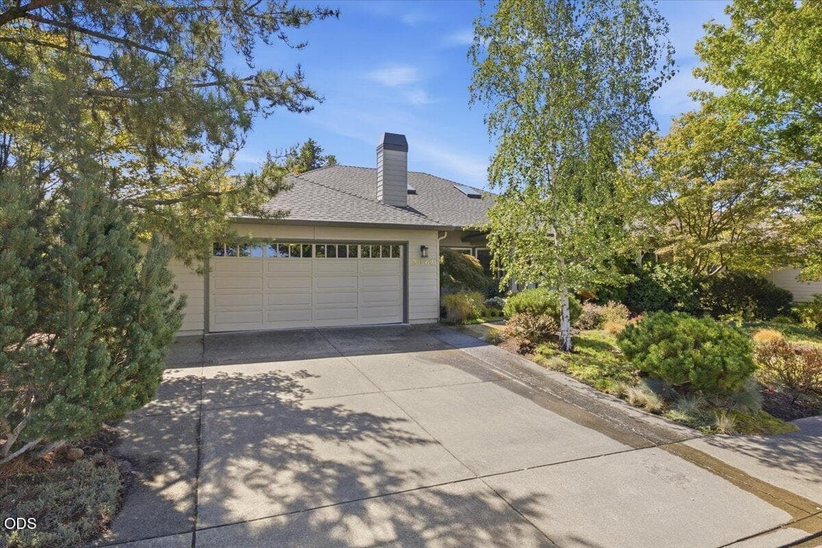 01-CI_0388. Photo 4 of 45, 3472 Blue Blossom Drive, Medford, OR 97504
