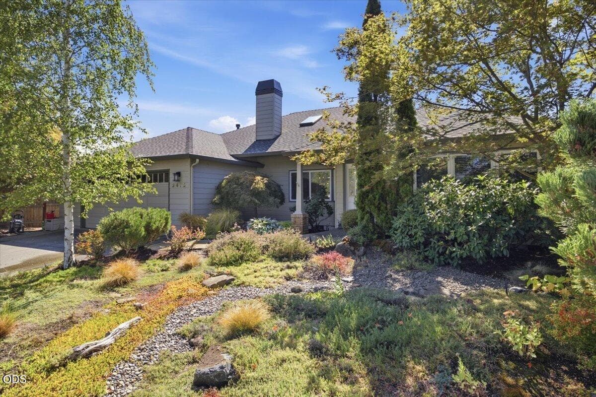 02-CI_0393. Photo 3 of 45, 3472 Blue Blossom Drive, Medford, OR 97504