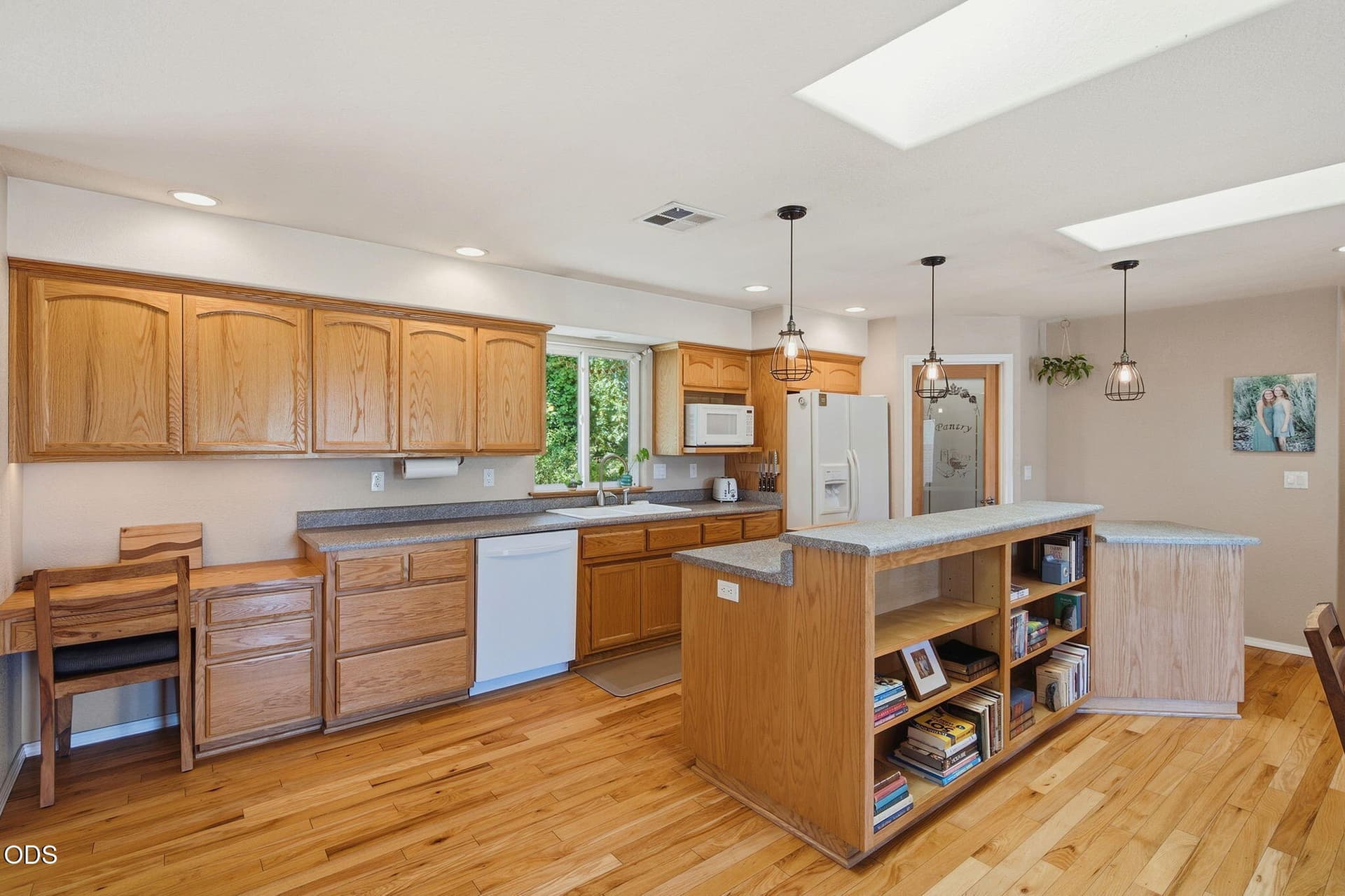 5. Photo 5 of 64, 1410 Applegate Avenue, Grants Pass, OR 97527