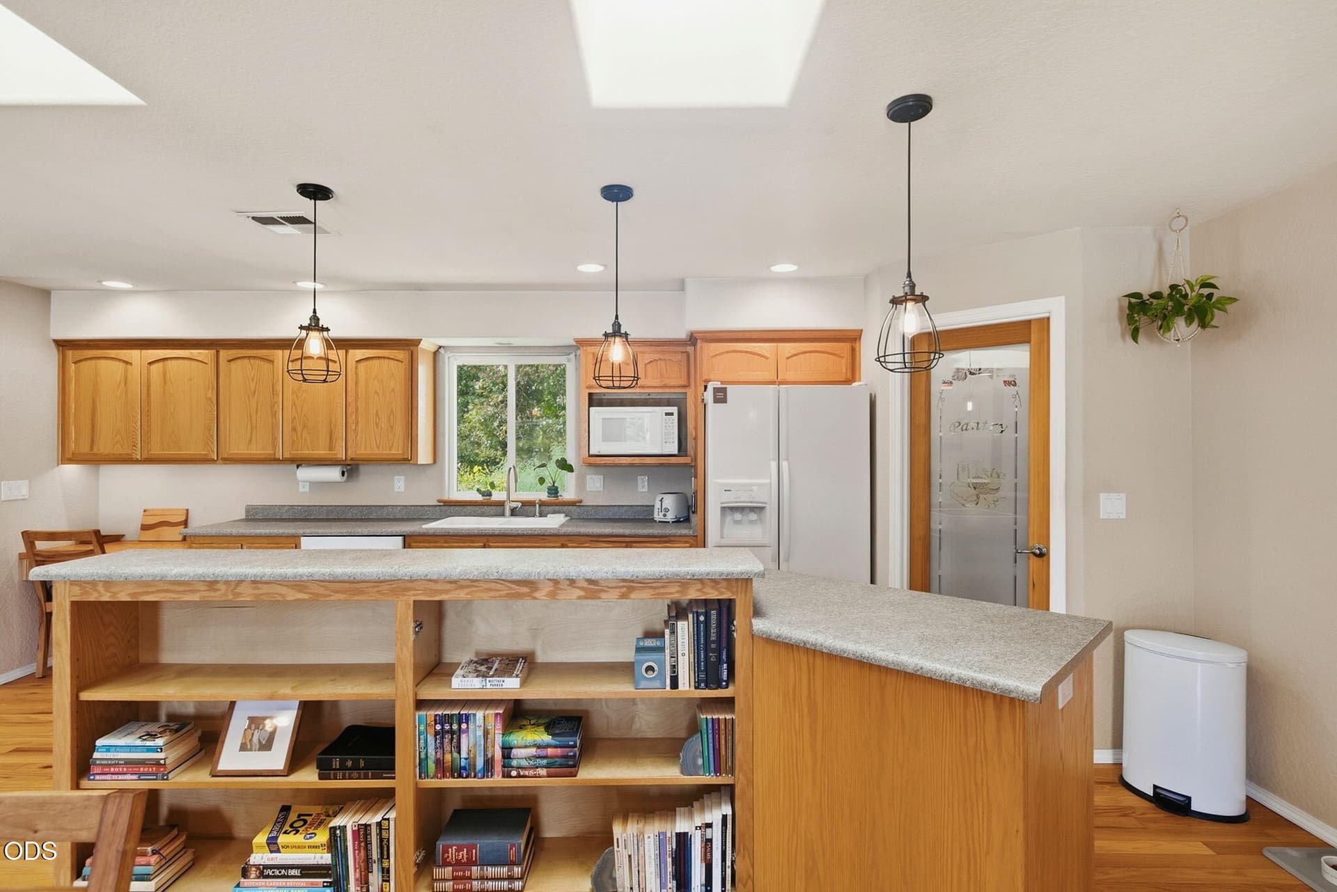 4. Photo 4 of 64, 1410 Applegate Avenue, Grants Pass, OR 97527