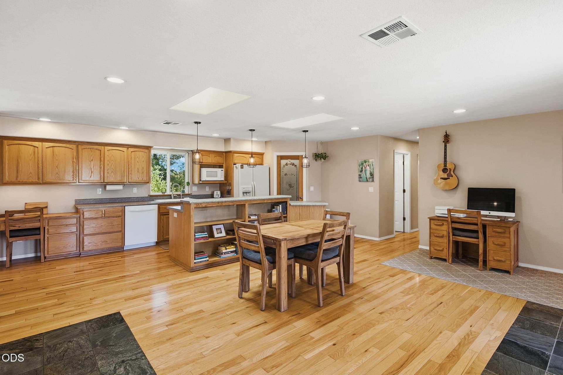 3. Photo 3 of 64, 1410 Applegate Avenue, Grants Pass, OR 97527