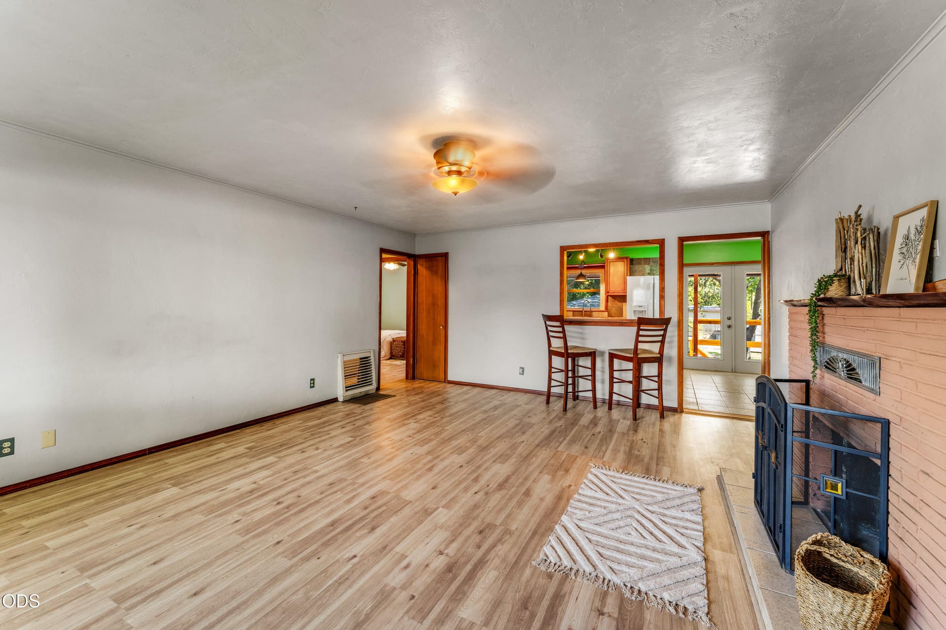 17-INT (1 of 13). Photo 5 of 27, 455 NE 11th Street, Grants Pass, OR 97526