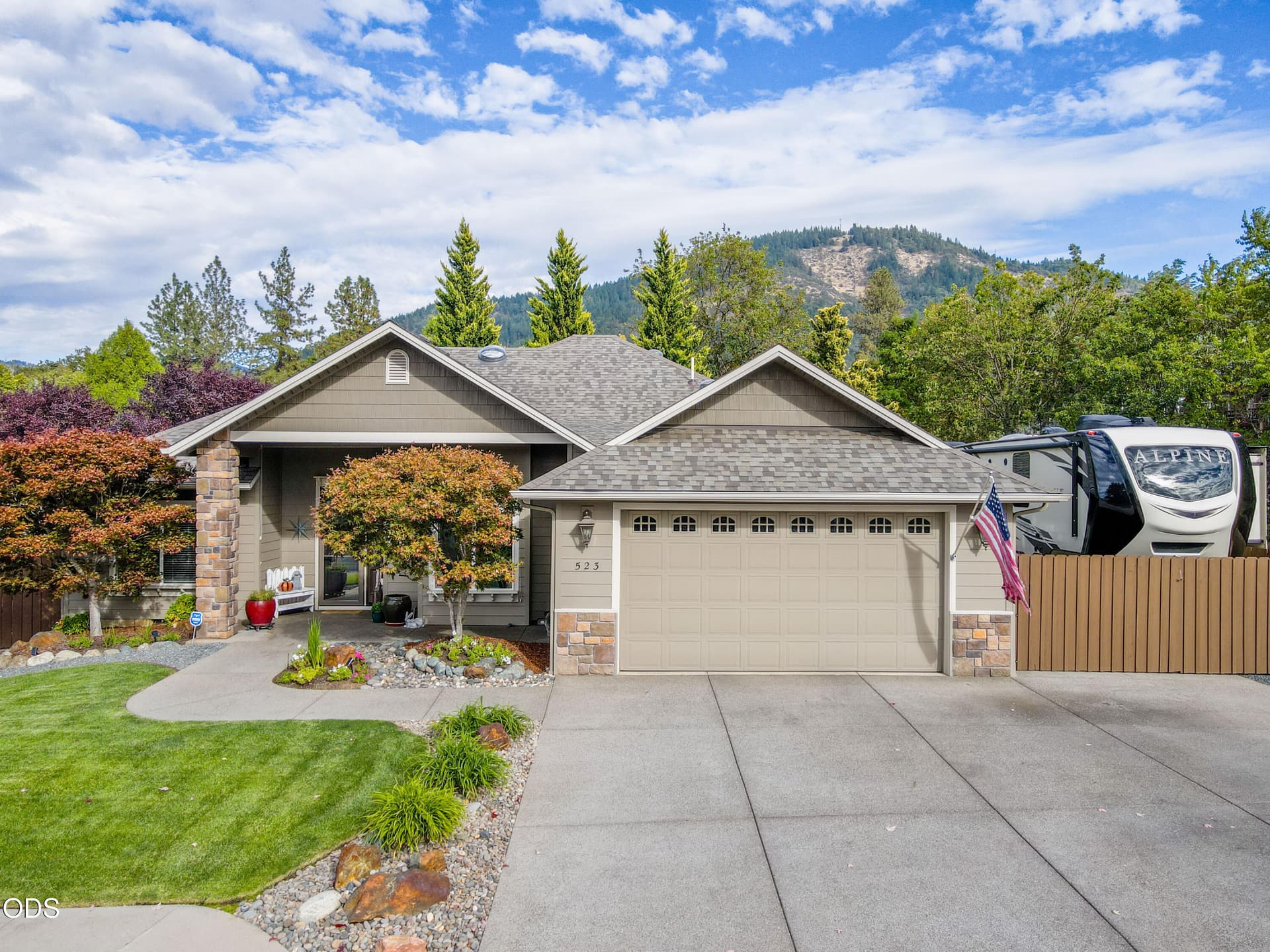 3. Photo 3 of 45, 523 SE Jaylen Drive, Grants Pass, OR 97527