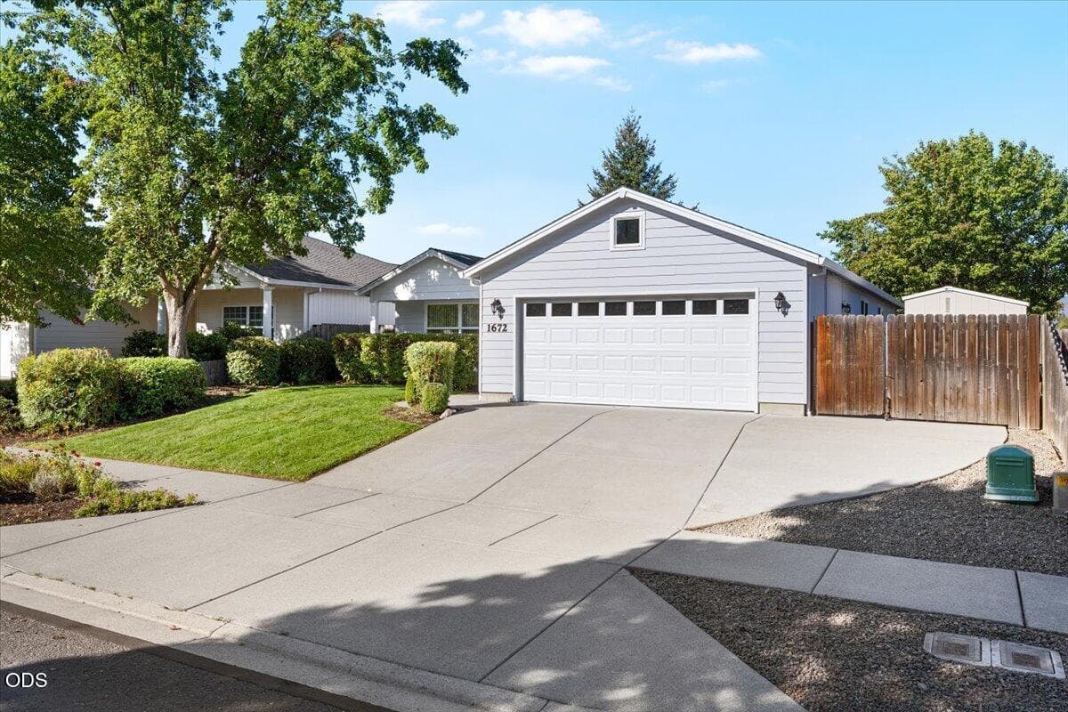02-CI_0052. Photo 2 of 25, 1672 Alexis Way, Medford, OR 97501