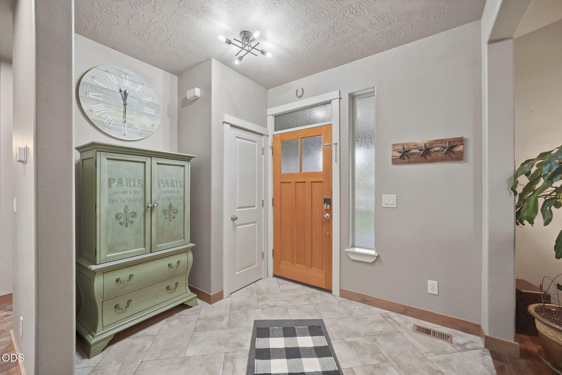 Entry. Photo 4 of 48, 4105 SW Salmon Avenue, Redmond, OR 97756