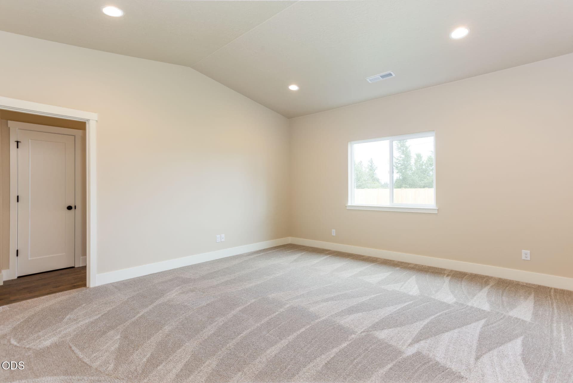 Primary bdrm vaulted. Photo 5 of 12, 3877 SW Antelope Way Unit Lot 51, Redmond, OR 97756