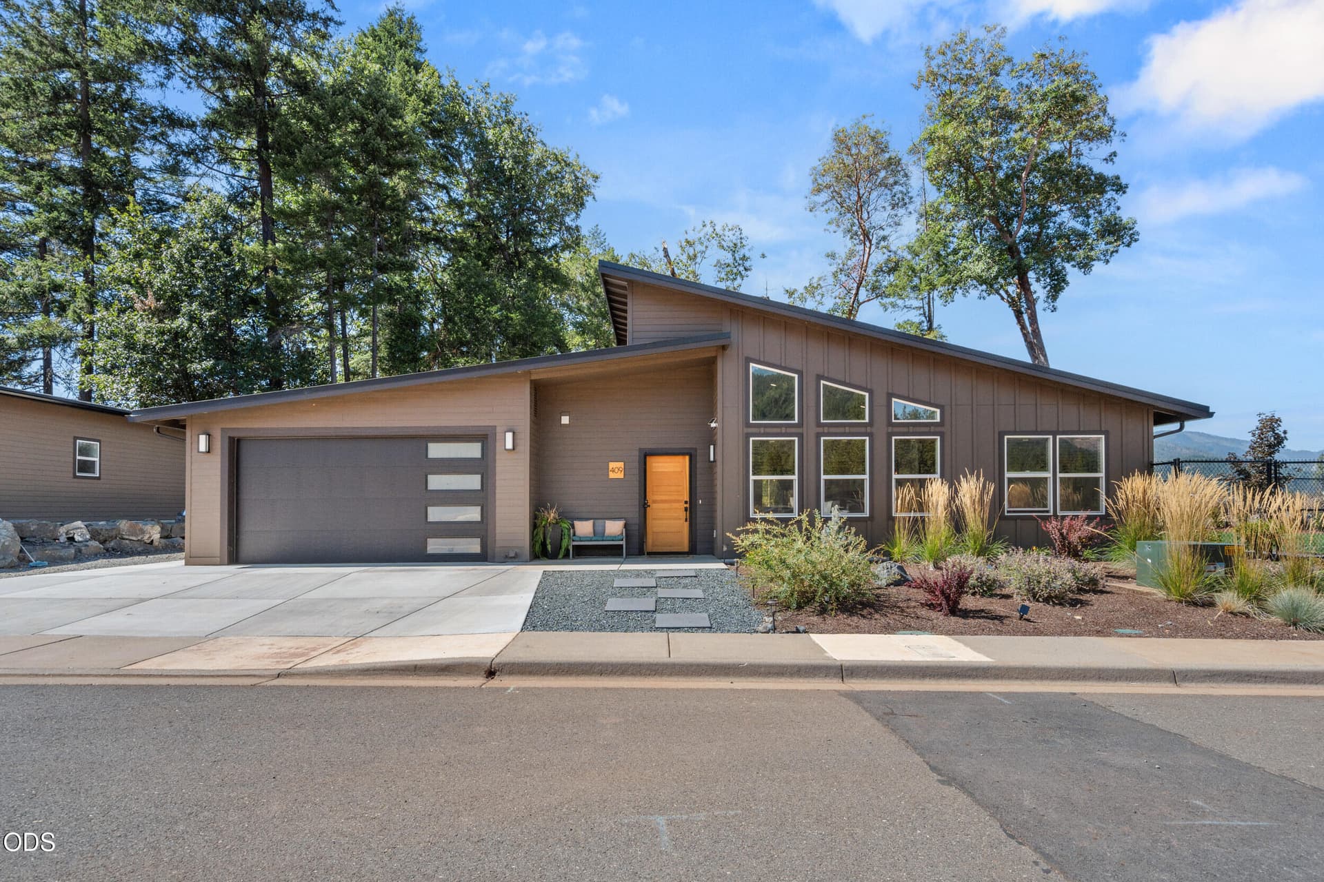 Front. Photo 1 of 32, 409 Selah Lane, Cave Junction, OR 97523