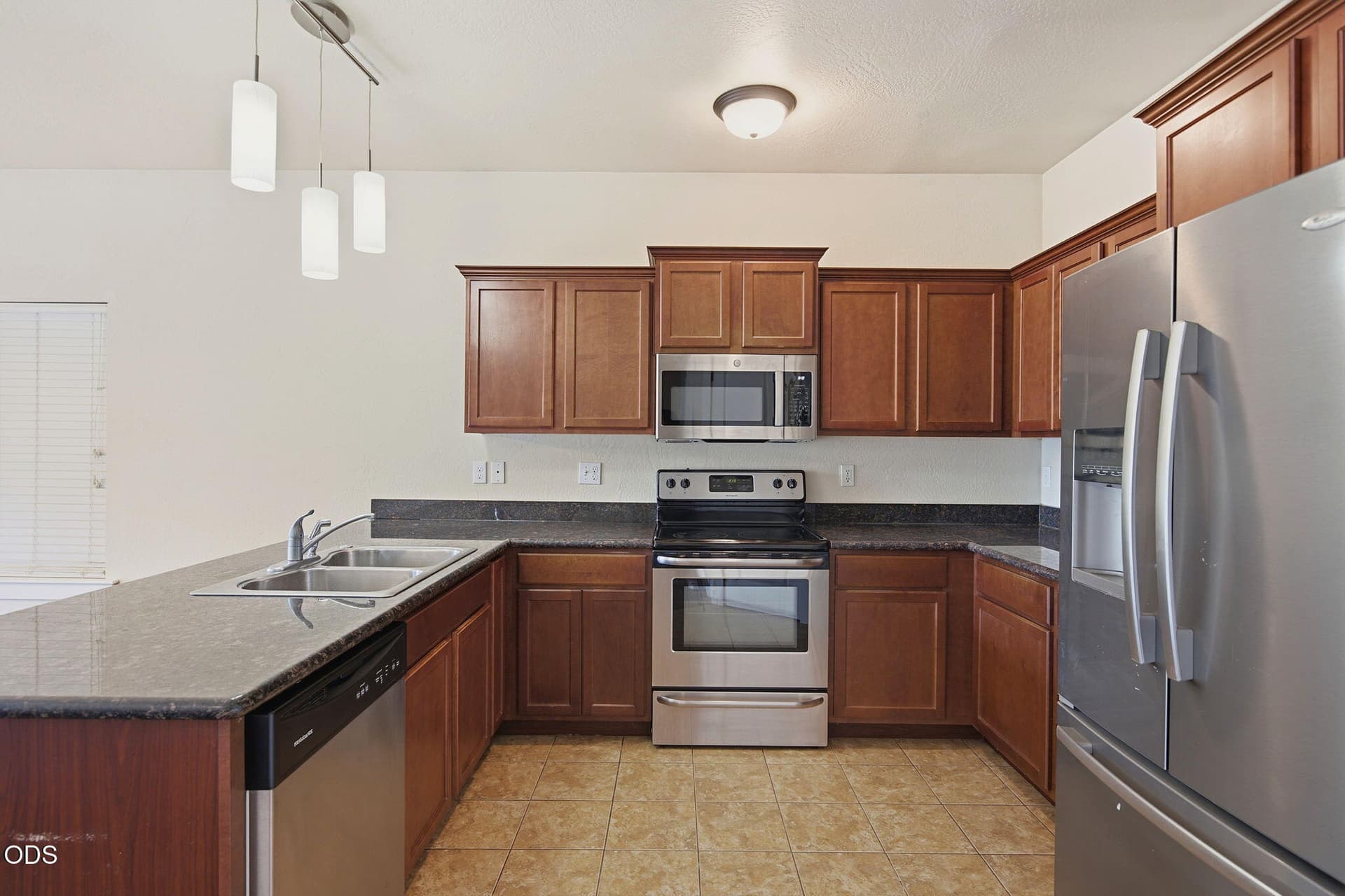 Kitchen. Photo 3 of 31, 113 Chelsea Court, Phoenix, OR 97535