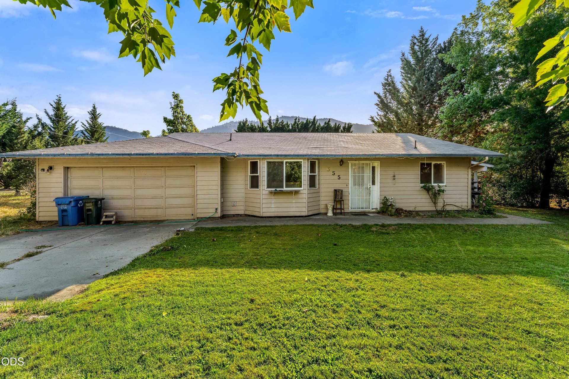 02-EXT (2 of 14). Photo 2 of 25, 355 Cheslock Road, Grants Pass, OR 97527
