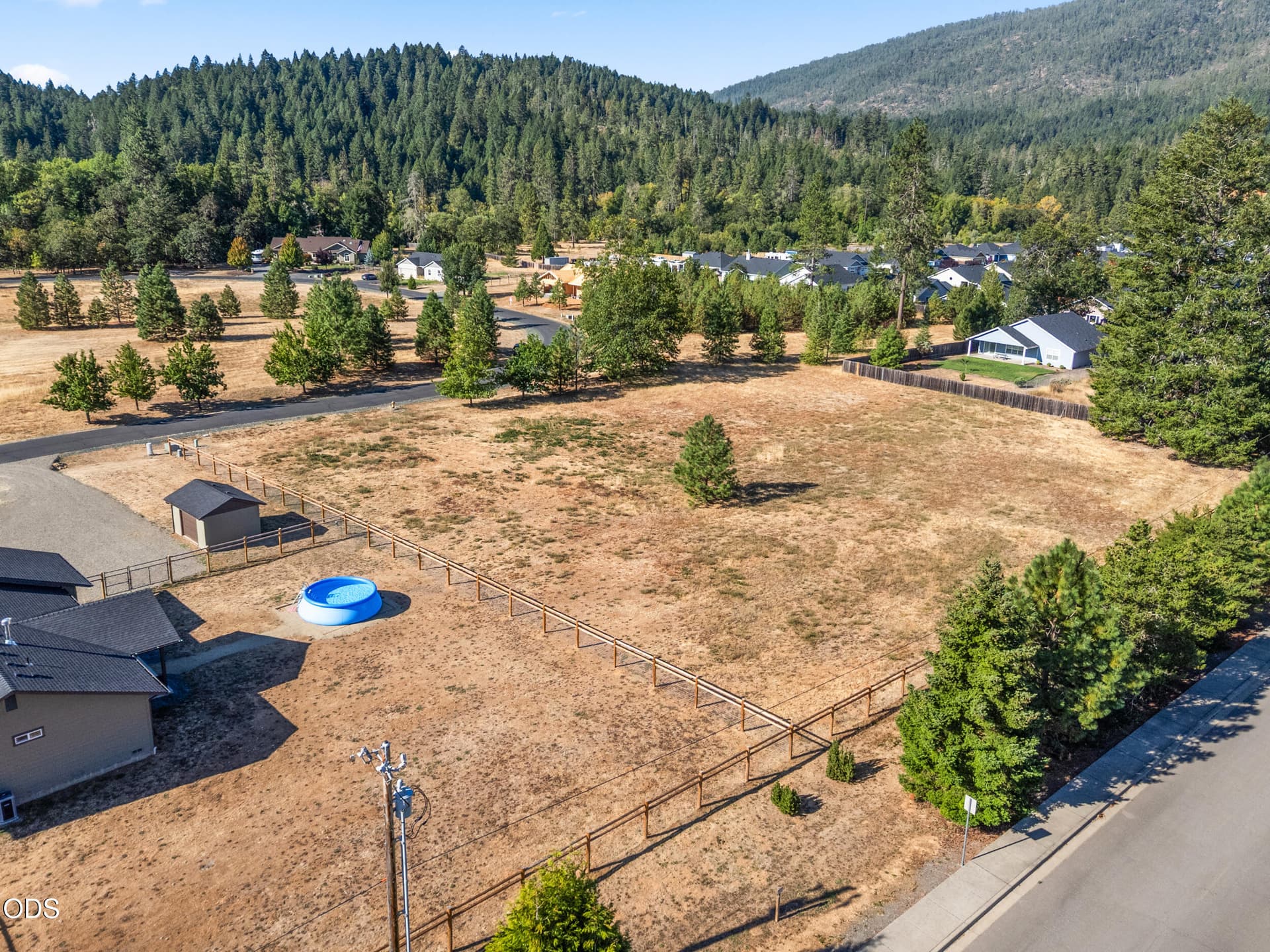 4_597 e forks cir #21, cave junction-04. Photo 5 of 22, 597 E Forks Circle Unit 21, Cave Junction, OR 97523