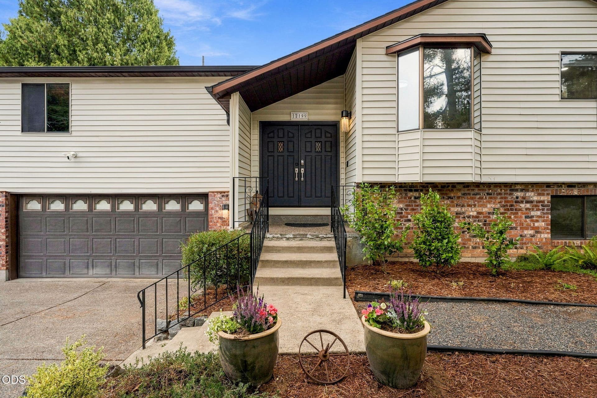 2-web-or-mls-2 Walkway. Photo 2 of 65, 12199 SE Henderson Drive, Portland, OR 97266