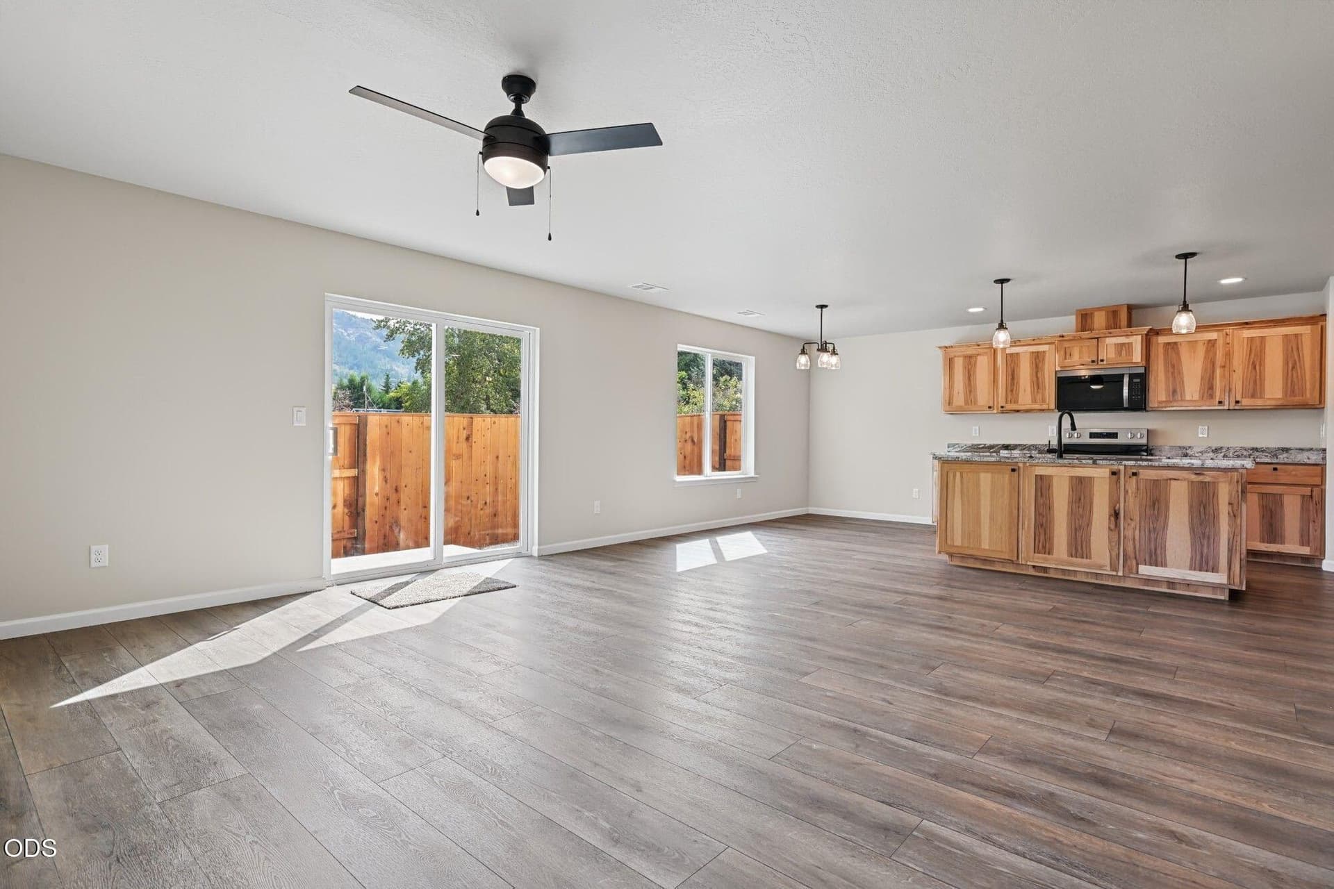 3-web-or-mls-167 Champagne001. Photo 2 of 22, 167 SE Champagne Court, Grants Pass, OR 97527