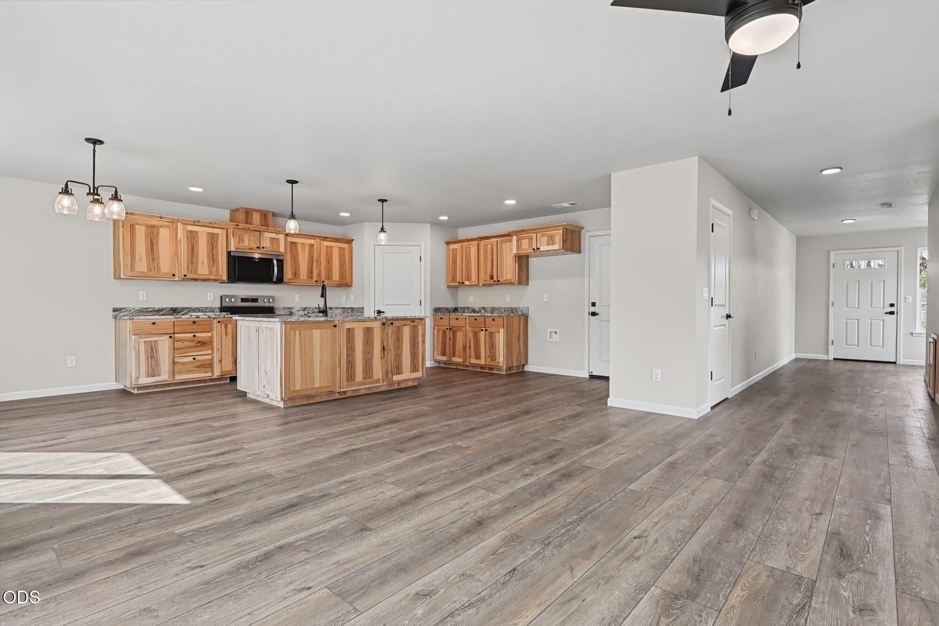 4-web-or-mls-167 Champagne002. Photo 5 of 22, 167 SE Champagne Court, Grants Pass, OR 97527