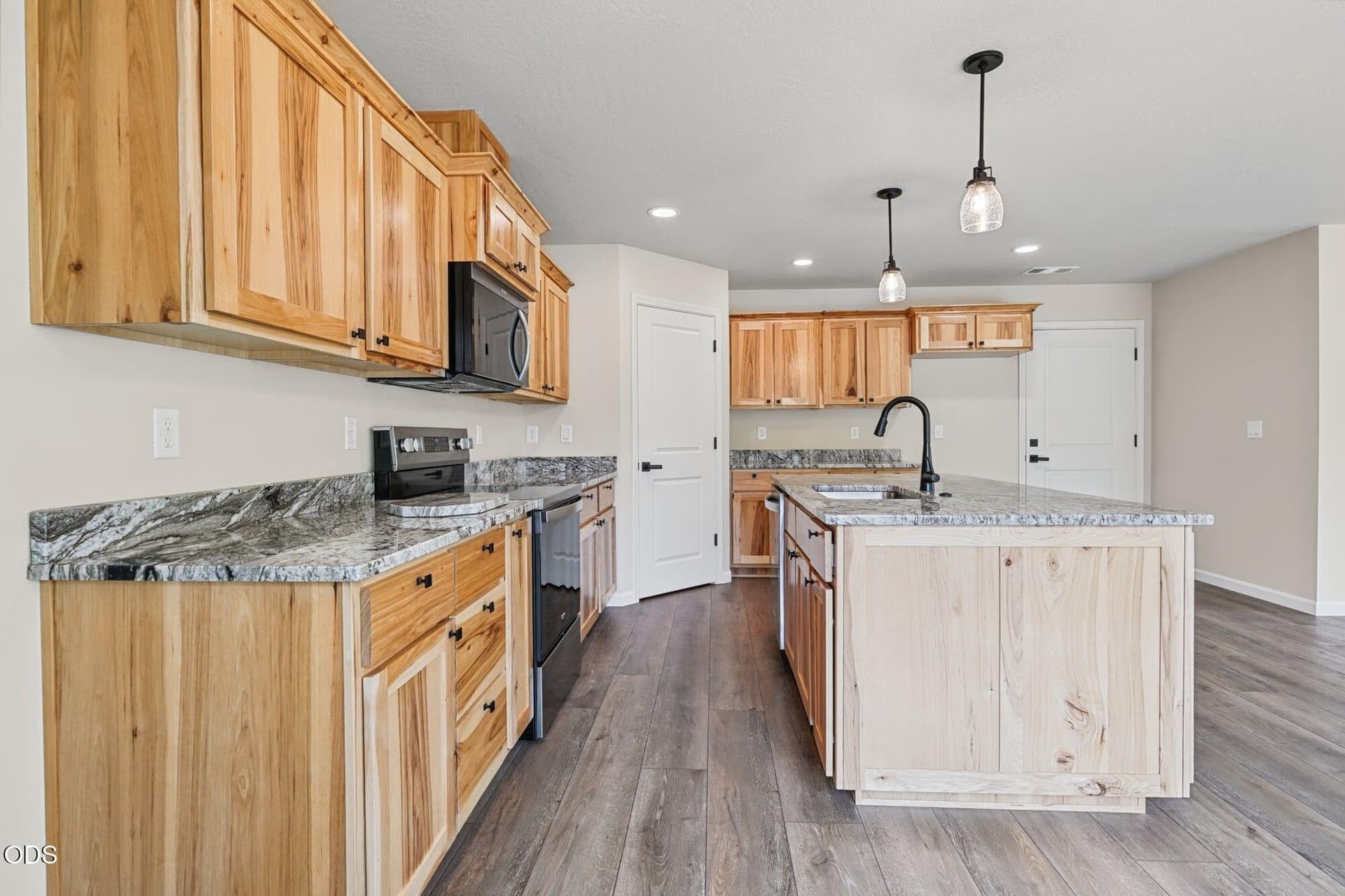 7-web-or-mls-167 Champagne005. Photo 3 of 22, 167 SE Champagne Court, Grants Pass, OR 97527