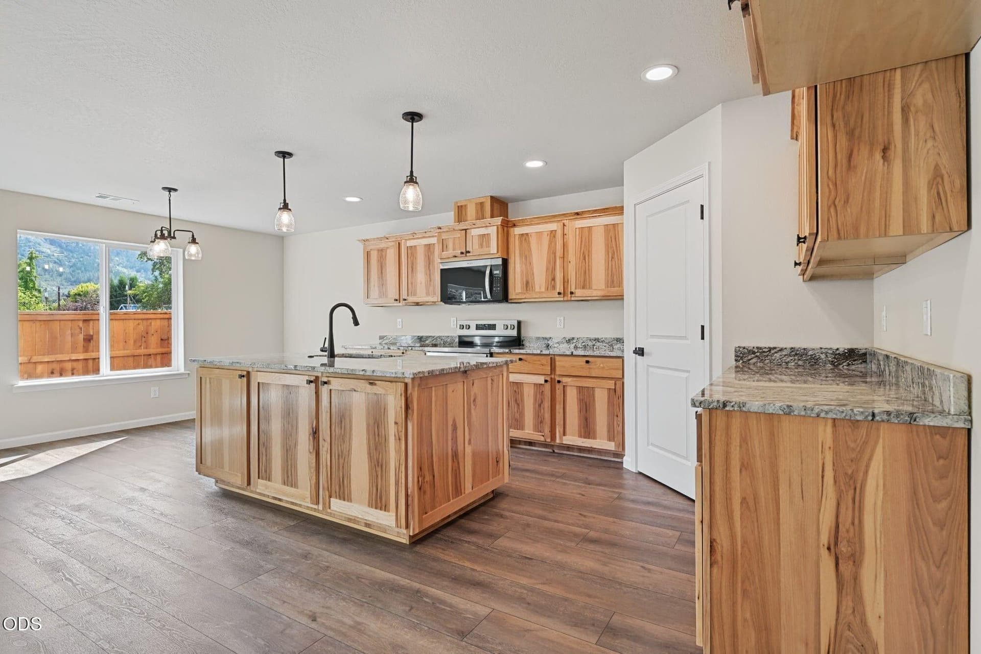 8-web-or-mls-167 Champagne006. Photo 4 of 22, 167 SE Champagne Court, Grants Pass, OR 97527