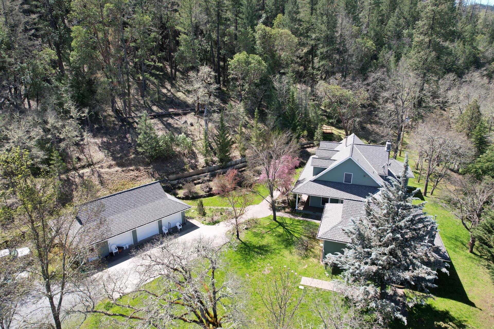 knoll top setting. Photo 1 of 102, 71 Yale Creek Road, Jacksonville, OR 97530
