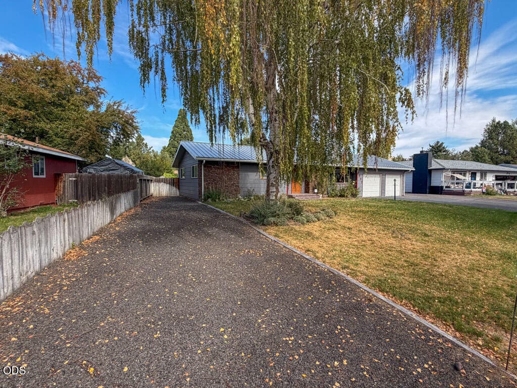 2. Photo 2 of 66, 5807 Southgate Drive, Klamath Falls, OR 97603