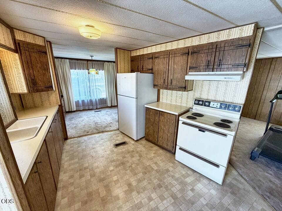 3 Kitchen. Photo 3 of 25, 2252 Table Rock Road Unit SPC 57, Medford, OR 97501