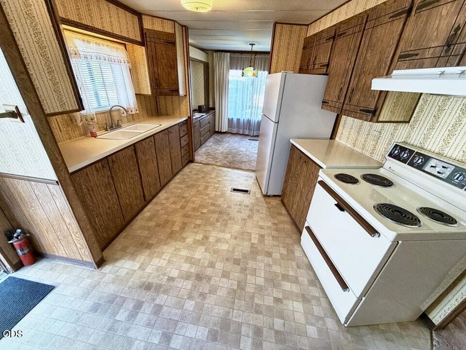 3a Kitchen 4. Photo 4 of 25, 2252 Table Rock Road Unit SPC 57, Medford, OR 97501
