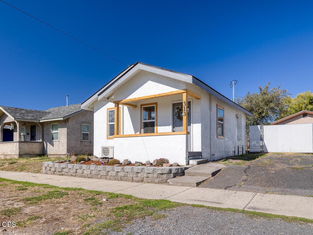 Front. Photo 1 of 16, 313 Martin Street, Klamath Falls, OR 97601