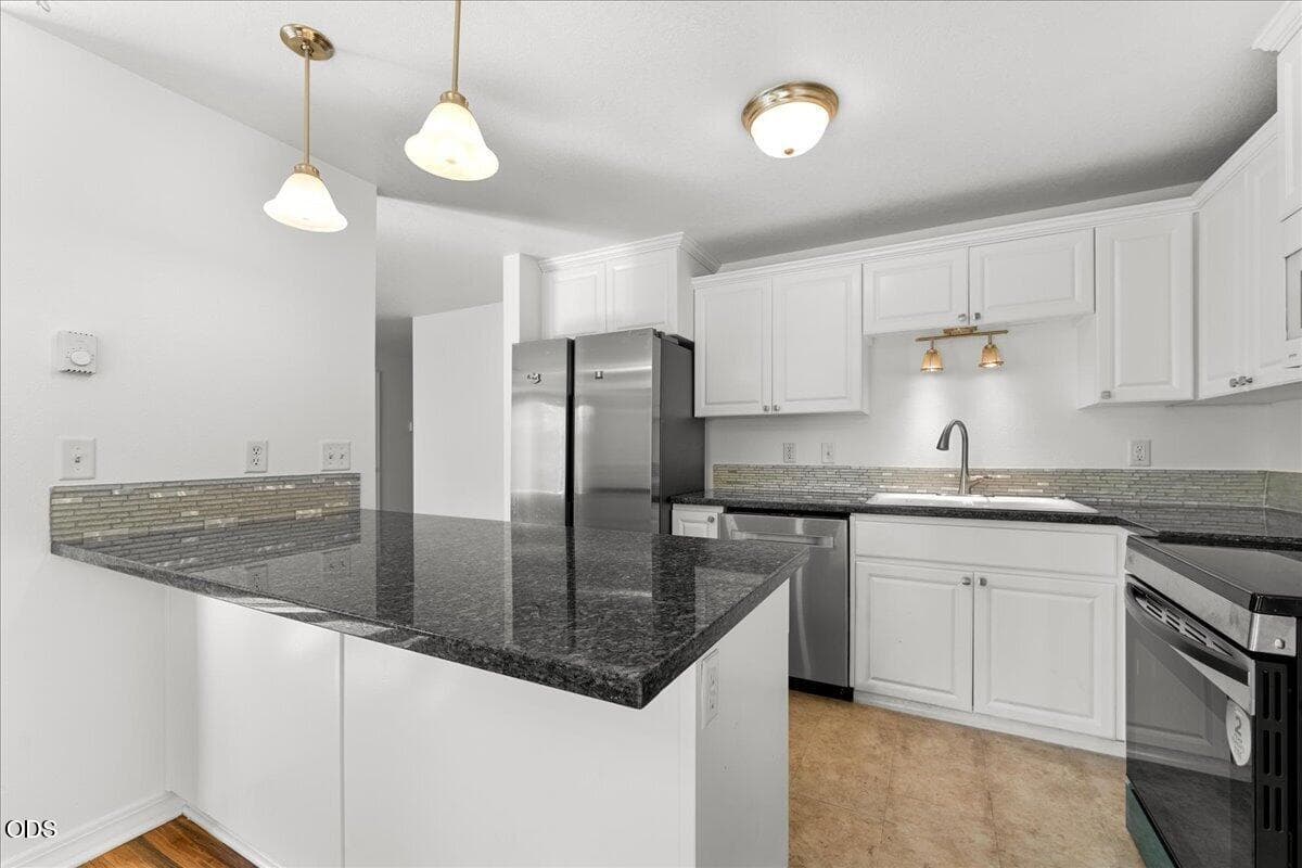 10-Kitchen. Photo 4 of 24, 719 Newtown Street, Medford, OR 97501