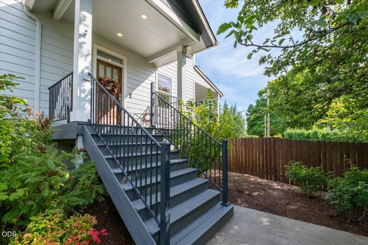4. Photo 4 of 50, 116 NE 13th Avenue, Albany, OR 97321