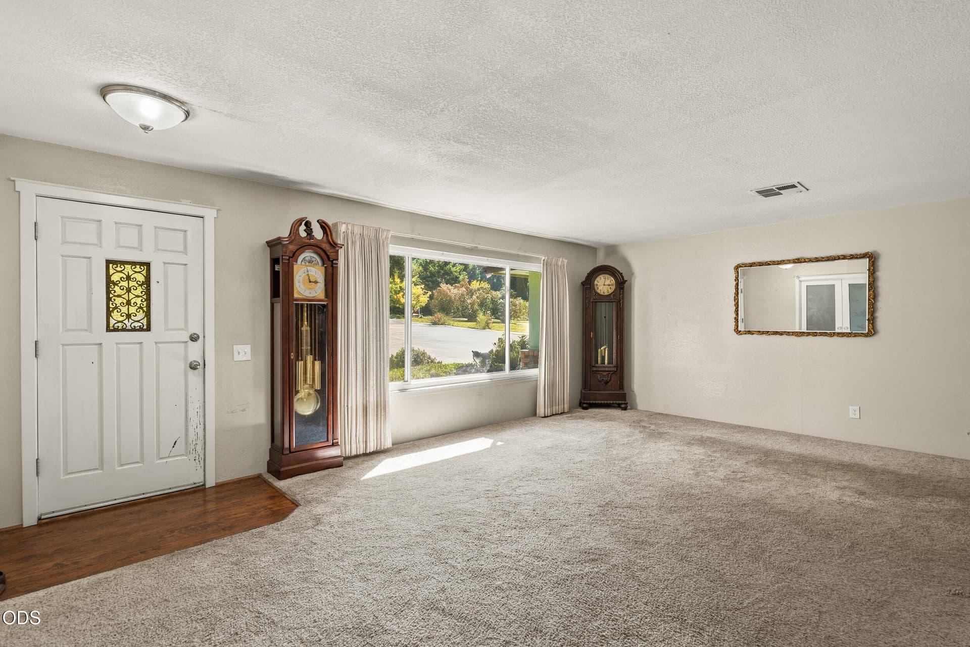 Living Room-1. Photo 5 of 40, 686 Towne Street, Grants Pass, OR 97527