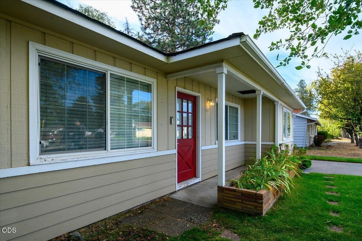 03-914 SW 15th St, Redmond-3. Photo 2 of 32, 914 SW 15th Street, Redmond, OR 97756