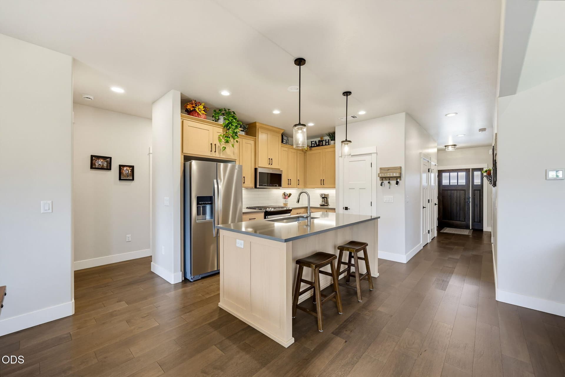 4KITCHEN(1). Photo 4 of 28, 3977 Wyoming Lane, Medford, OR 97504