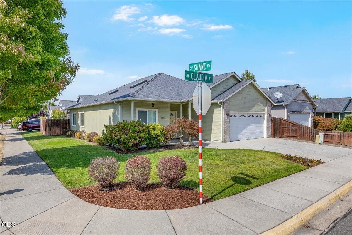 01-CI_1047. Photo 2 of 20, 1633 SW Claudia Way, Grants Pass, OR 97527