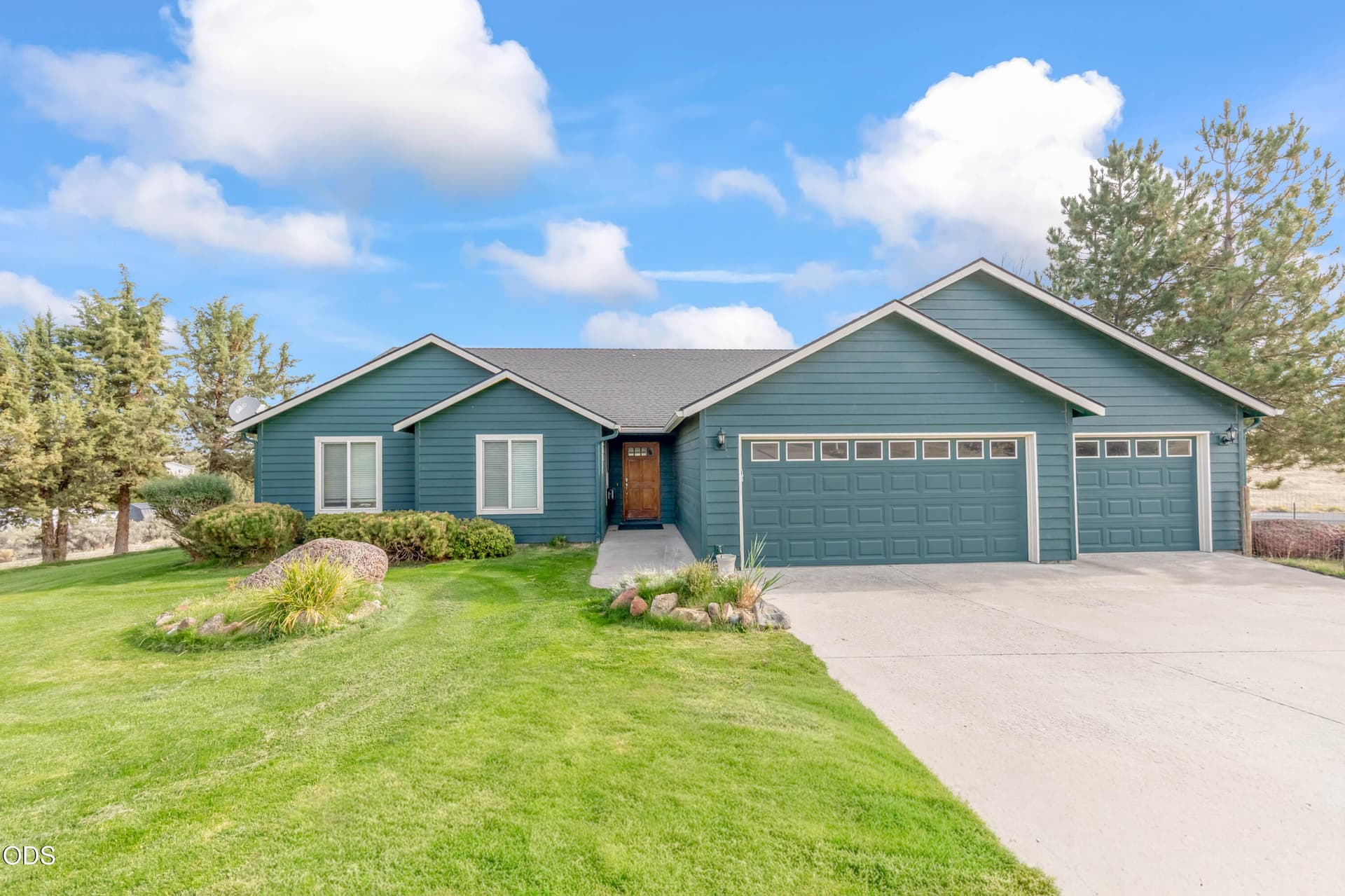 01. Photo 1 of 11, 324 SE Barber Road, Madras, OR 97741