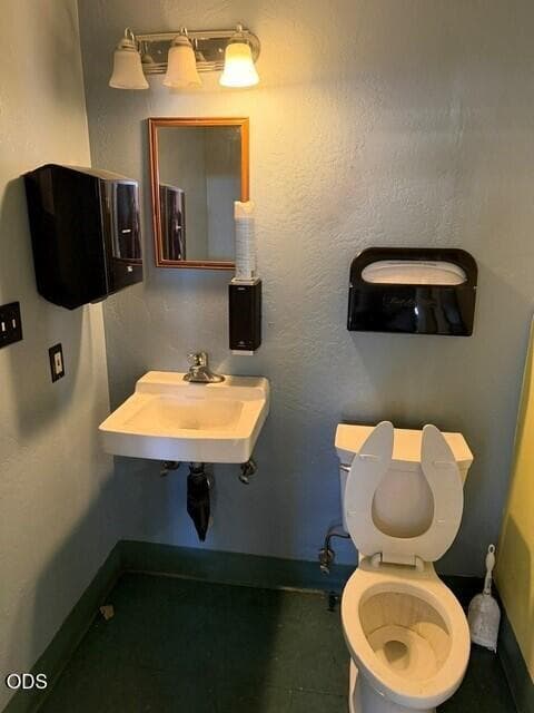 Miller paint bath. Photo 5 of 8, 808 S Riverside Avenue, Medford, OR 97501
