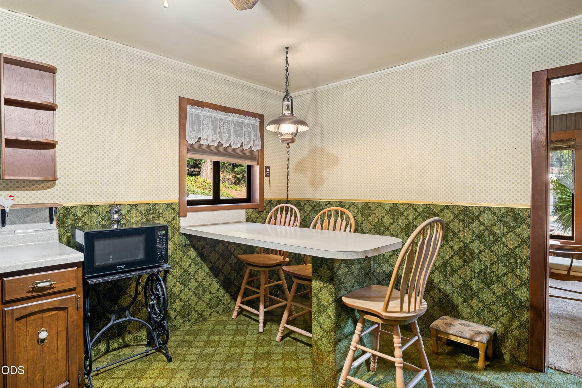 27-INT (5 of 23). Photo 5 of 45, 1211 NW B Street, Grants Pass, OR 97526