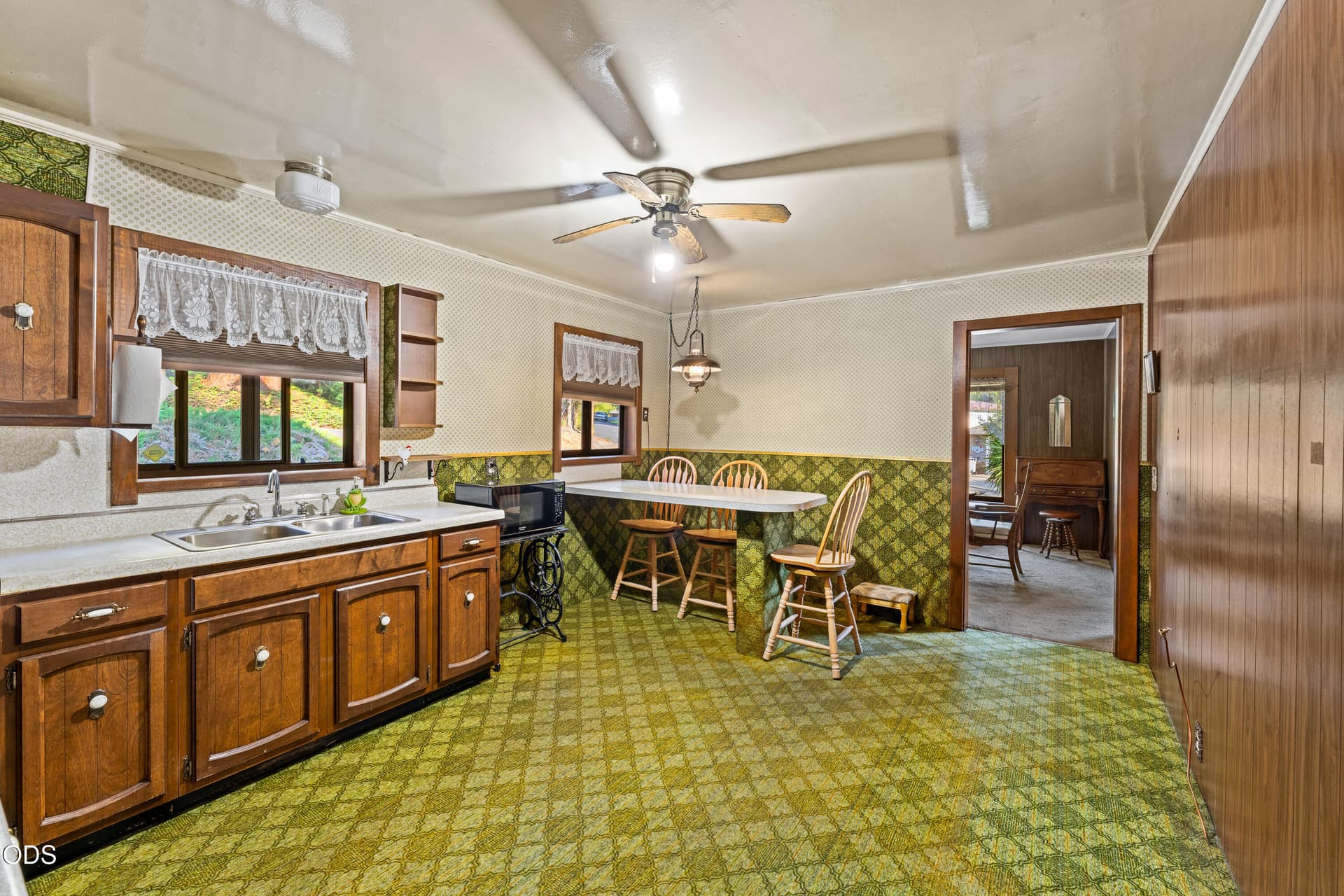 23-INT (1 of 23). Photo 3 of 45, 1211 NW B Street, Grants Pass, OR 97526