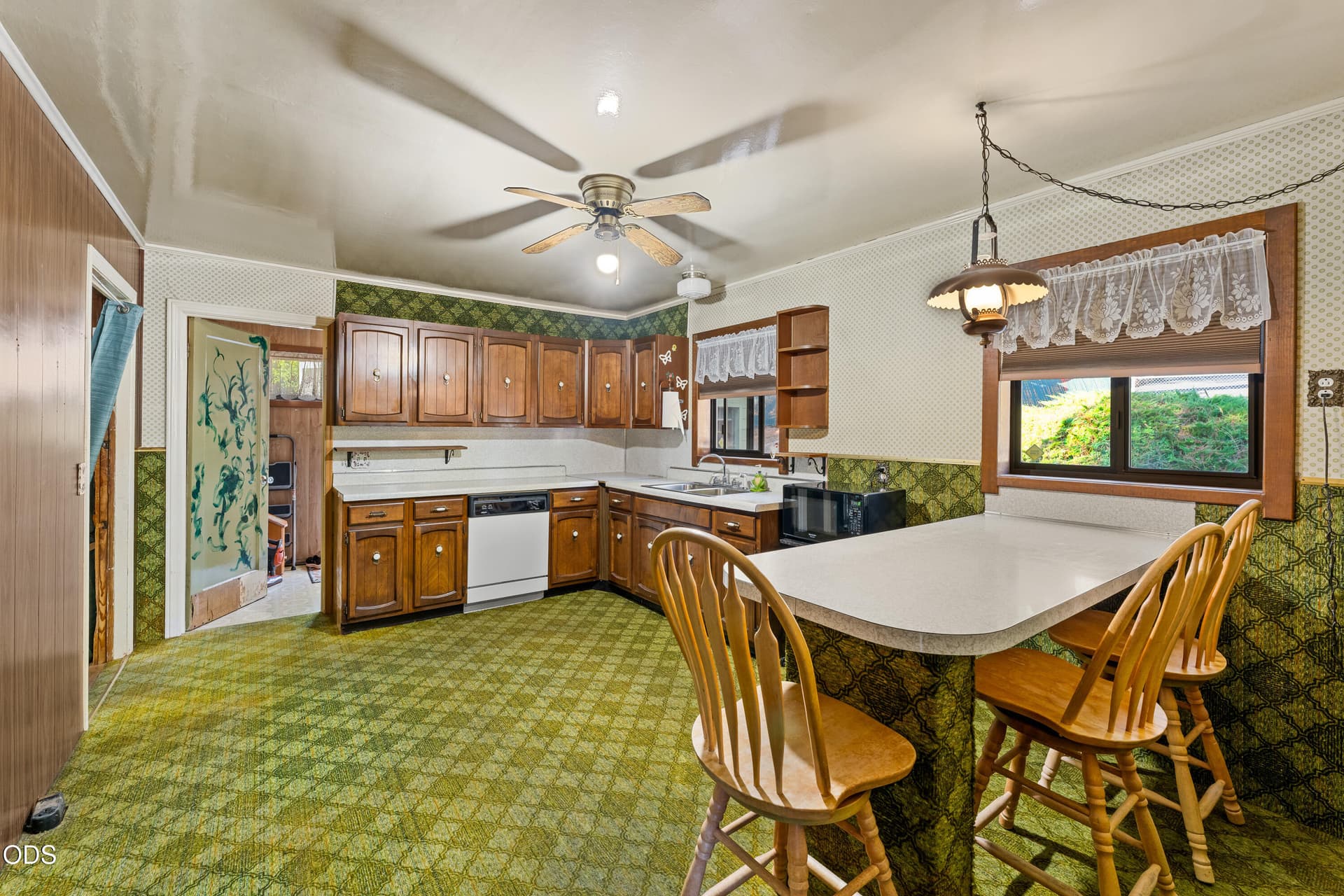 24-INT (2 of 23). Photo 4 of 45, 1211 NW B Street, Grants Pass, OR 97526
