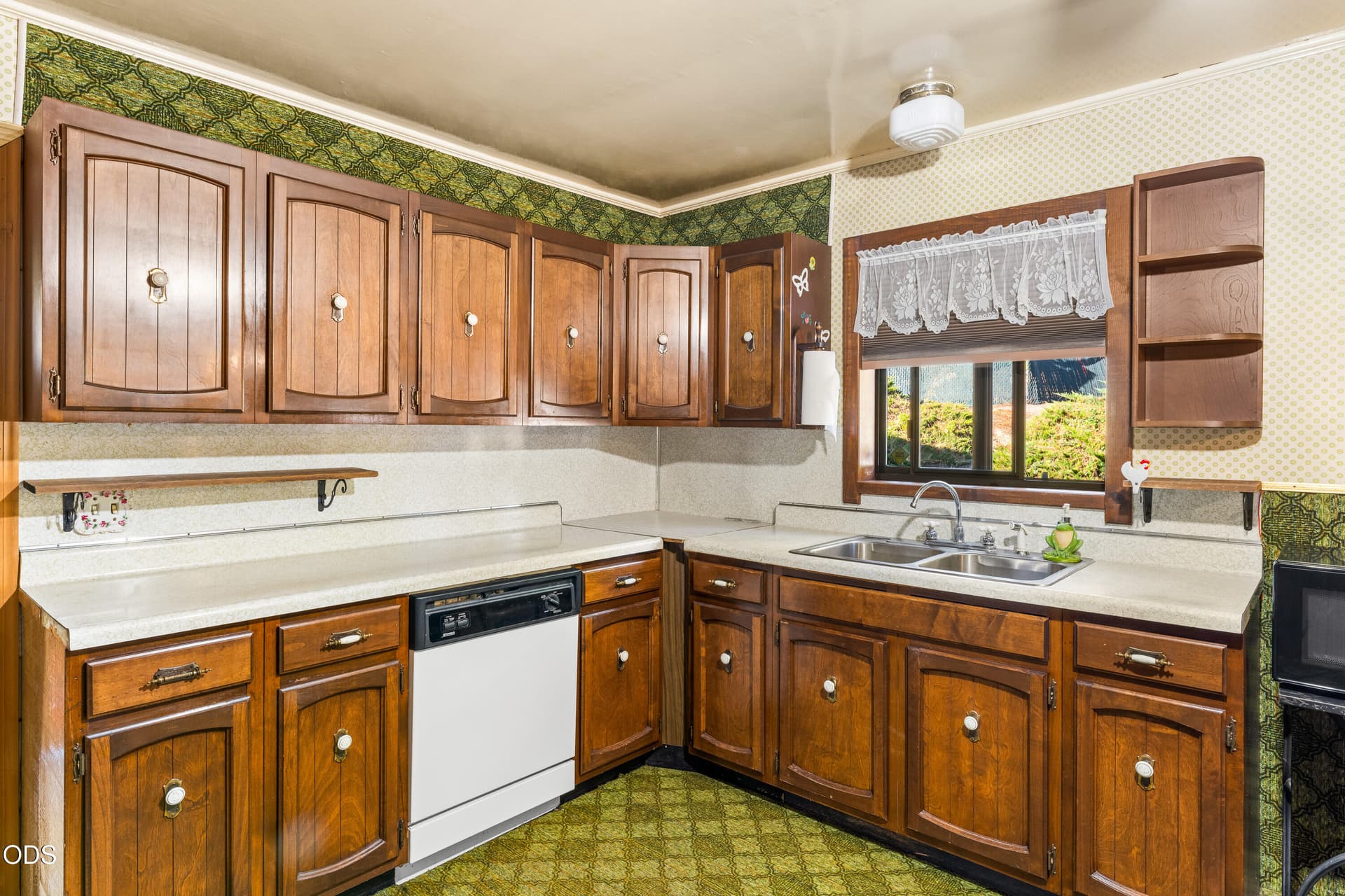 25-INT (3 of 23). Photo 2 of 45, 1211 NW B Street, Grants Pass, OR 97526