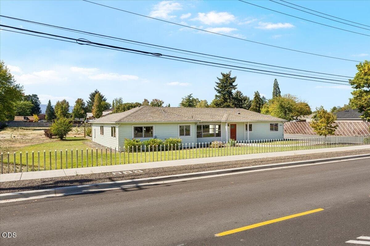 Corona. Photo 2 of 46, 1225 Corona Avenue, Medford, OR 97504