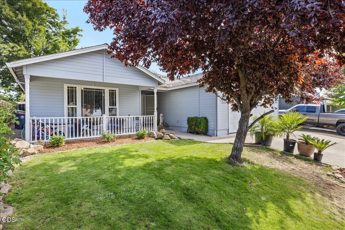 02-CI_1885. Photo 2 of 22, 1233 Pheasant Way, Central Point, OR 97502