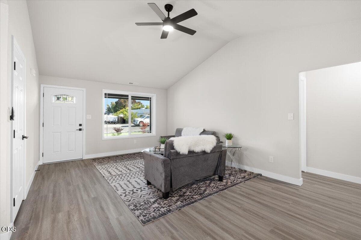 05-CI_1577. Photo 5 of 25, 338 Joseph Street, Central Point, OR 97502