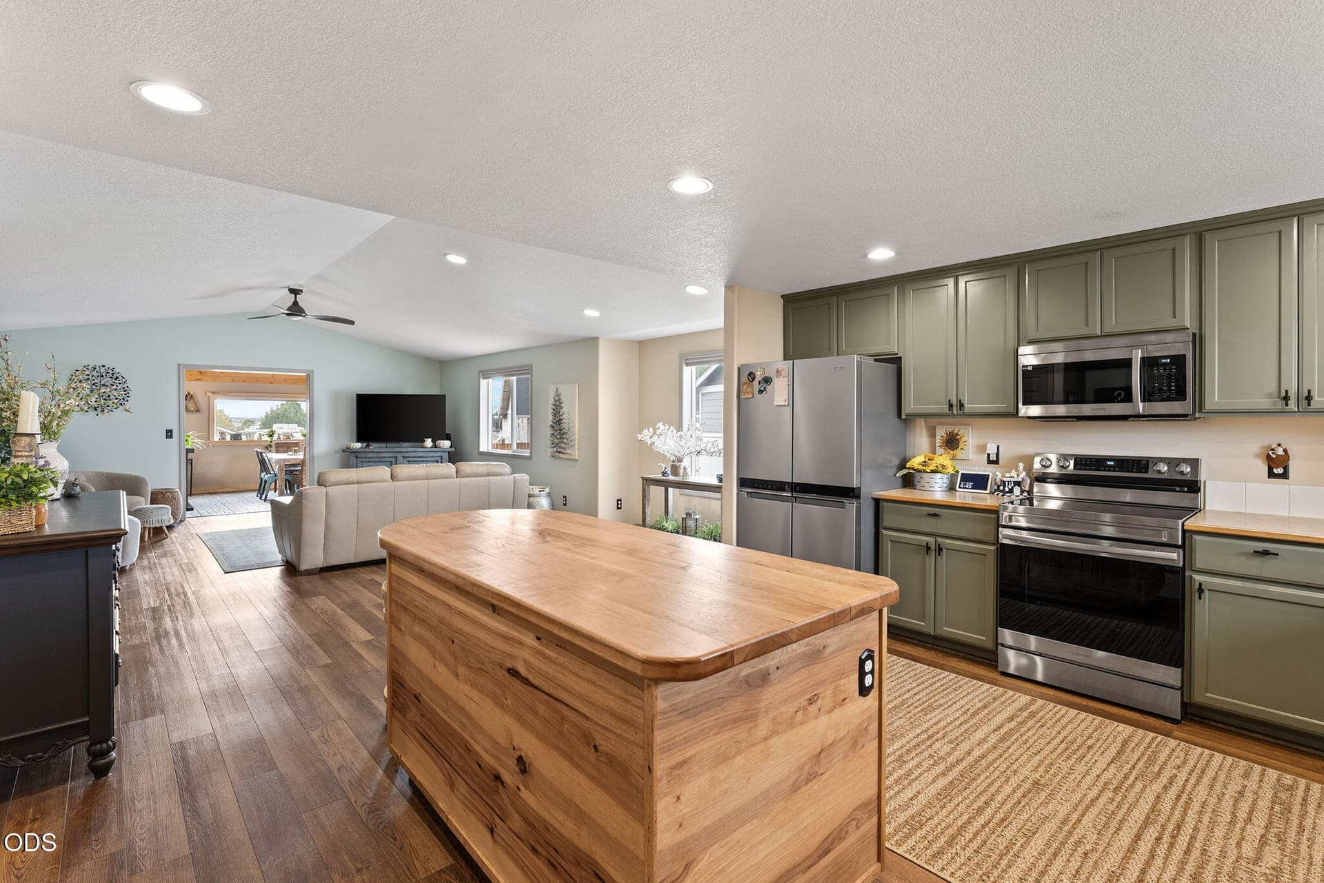Kitchen. Photo 4 of 45, 233 Center Ridge Drive, Culver, OR 97734