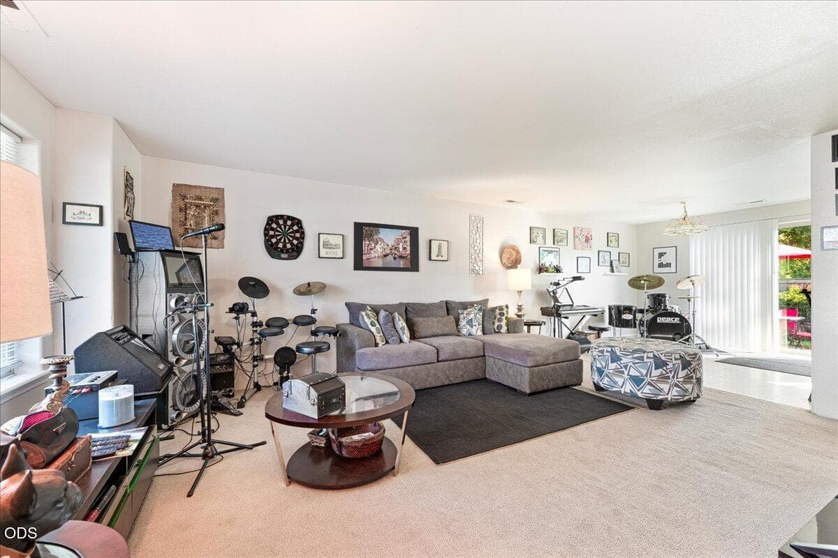 04-Living Room. Photo 2 of 18, 336 Sandi Way, Eagle Point, OR 97524