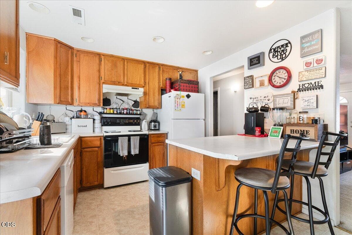 07-Kitchen Angle. Photo 4 of 18, 336 Sandi Way, Eagle Point, OR 97524