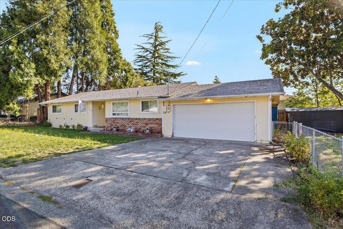 01-CI_1206. Photo 2 of 21, 723 SW Cypress Street, Grants Pass, OR 97526