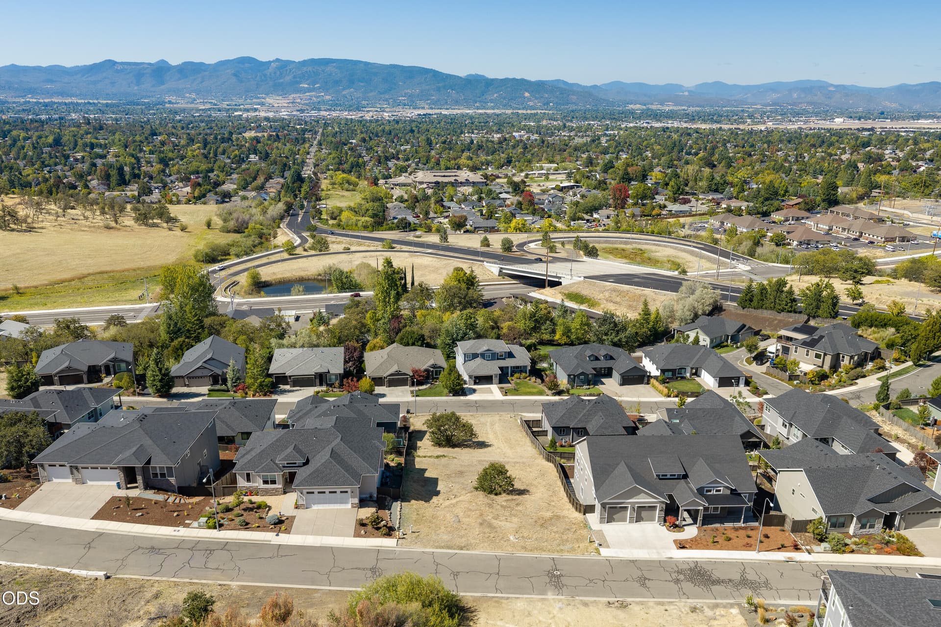 1. Photo 1 of 20, 581 E La Strada Circle, Medford, OR 97504