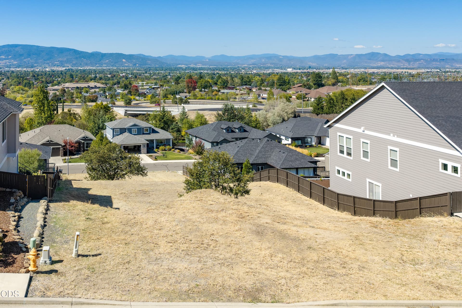 2. Photo 2 of 20, 581 E La Strada Circle, Medford, OR 97504