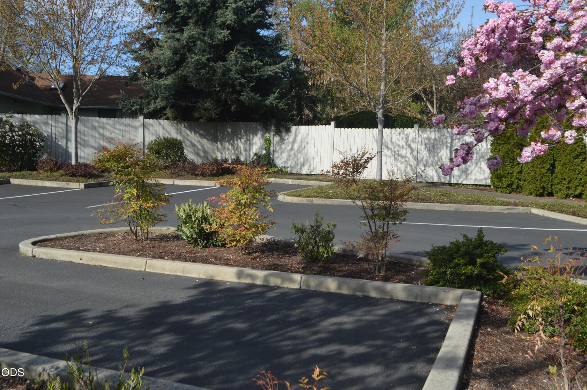 4. Photo 3 of 16, 690 G Street Unit D, Jacksonville, OR 97530
