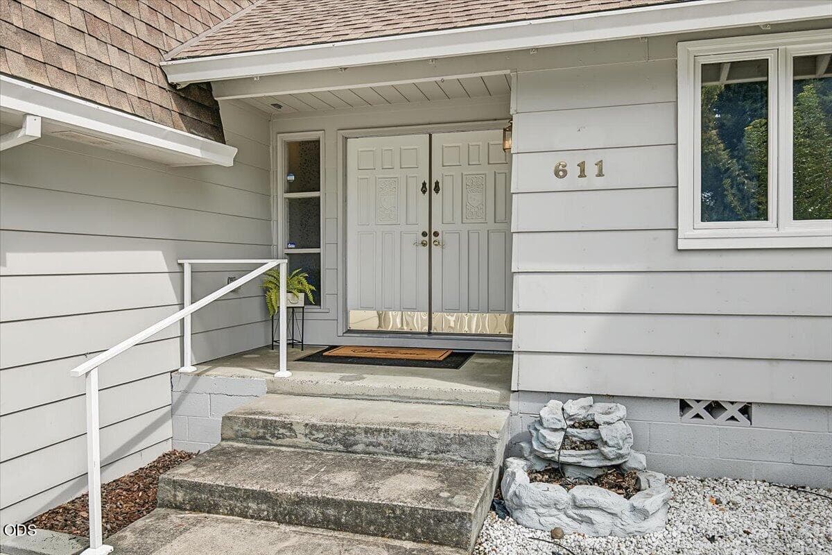 07-7. Photo 3 of 53, 611 Edwina Avenue, Central Point, OR 97502