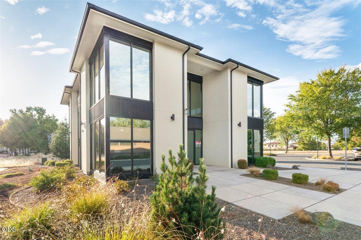 2. Photo 2 of 51, 817 O'Hare Parkway, Medford, OR 97504