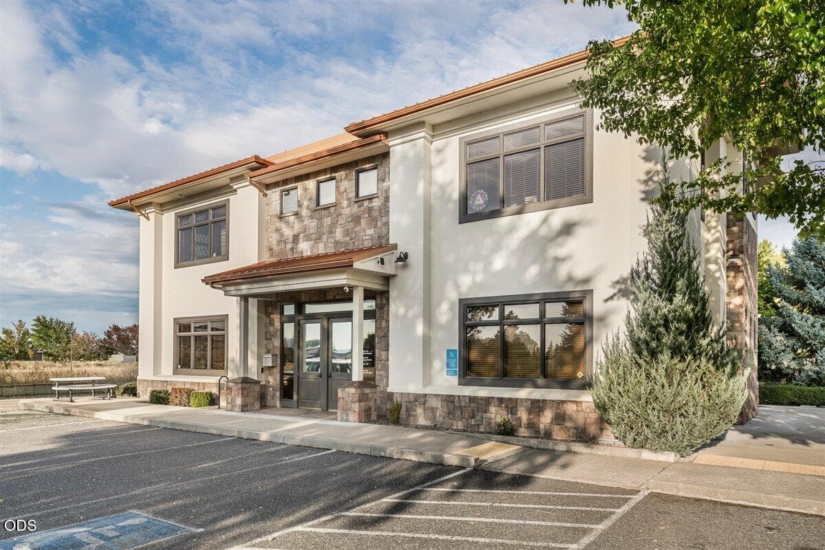 3. Photo 3 of 51, 817 O'Hare Parkway, Medford, OR 97504