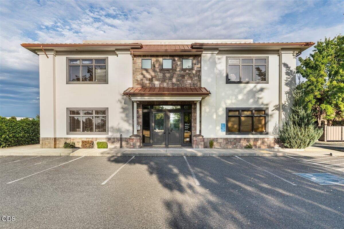 4. Photo 4 of 51, 817 O'Hare Parkway, Medford, OR 97504